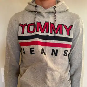 Grå hoodie från Tommy Hilfiger, sparsamt använd