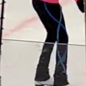 KONSTÅKNINGS BYXOR!! - Har används ett par gånger. Använd inte längre för att dom är för små. Sitter jätte bra och värmer bra, hyfsat tjockt tyg. Går över skridskon lite lätt. Köparen betalar för frakten! SKRIV TILL MIG OM NI ÄR INTRESSERADE.🌸🌟 