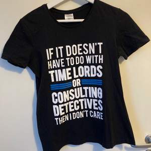 En t-shirt för alla som är fans av Doctor Who och BBC Sherlock! Säljer pga blivit lite för liten. Är storlek M, men är liiite liten i storleken för unisex  Köparen står för frakten 