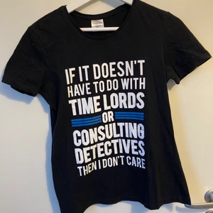 Doctor Who + Sherlock T-Shirt - En t-shirt för alla som är fans av Doctor Who och BBC Sherlock! Säljer pga blivit lite för liten. Är storlek M, men är liiite liten i storleken för unisex  Köparen står för frakten 