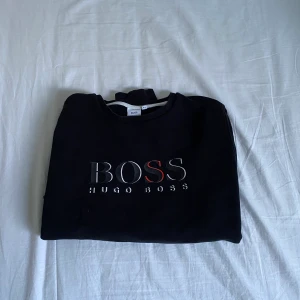 Hugo boss sweatshirt - Säljer en Hugo boss sweatshirt, lite äldre modell  