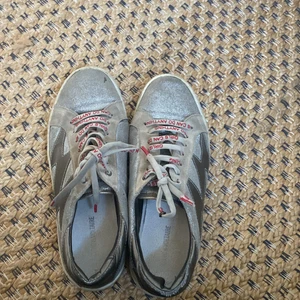 Skor - Säljer mina Zadig skor då jag har tröttnat på dem.❤️dem är ganska så använda därav priset💗nypris va 2000❤️‍🔥.storlek är 39 men passar 38 också