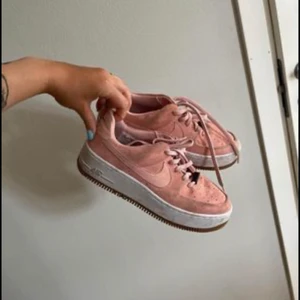 Nike Air Force - Rosa Nike i mocka, i färgen gammelrosa. Storlek 38