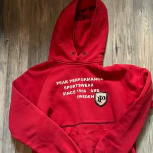 Säljer en fin röd peakperfomence hoodie för den är förliten.