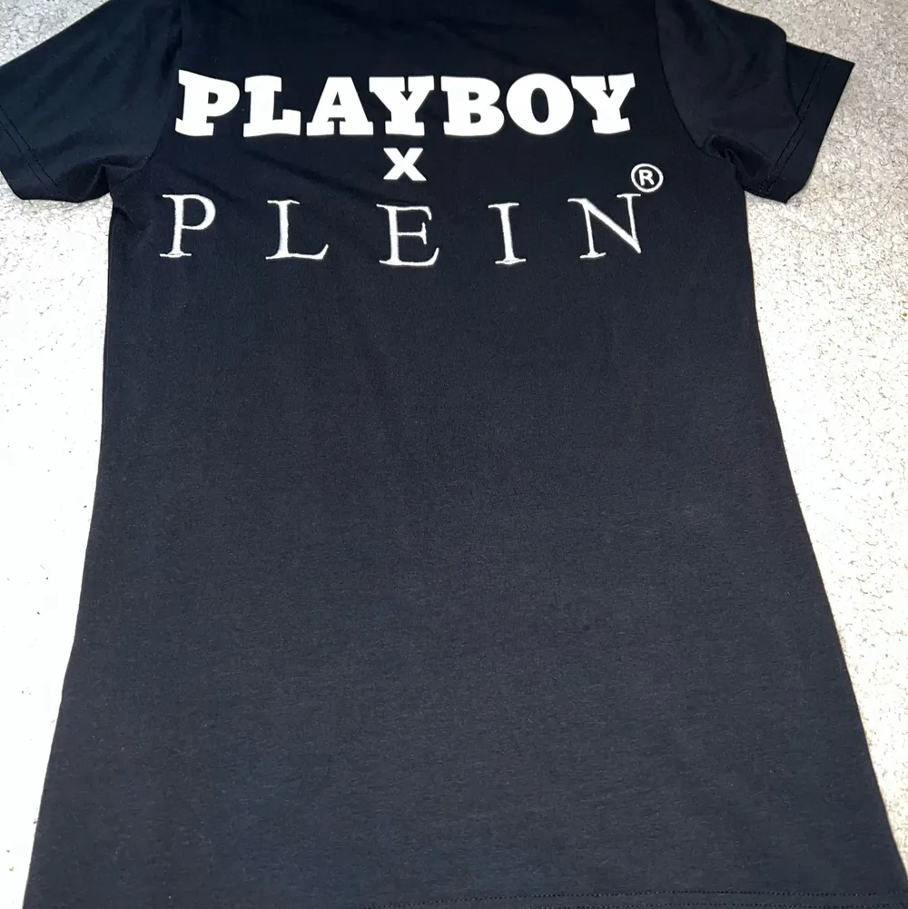 Säljer min älskade philipp plein tröja, väldigt bra skick, använder ej längre. Samarbete med Playboy så fin, diamanter på framsidan (äkta). T-shirts.