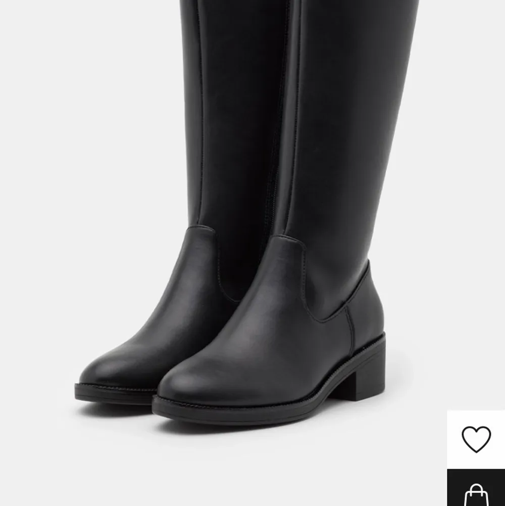 Säljer dessa skitsnygga svarta boots från Anna Field som är slutsålda!! Hör av er vid mer frågor! Endast använd en gång😁🫵🏻. Skor.