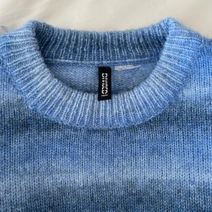 Blå stickad tröja  - Jätte fin blå stickad tröja från H&M, använd endast en gång! Den är i storlek M och passar perfekt nu till vintern! Säljer den då den inte kommer till användning 🫶🫶 För mer info och bilder, skicka ett meddelande! (Köparen står för frakten)