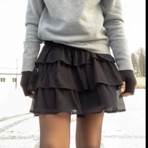 svart volang kjol - Svart volang kjol, slutsåld från vero moda. Storlek M men passar även mindre. Använt ett fåtal gånger, skickar spårbarfrakt💗💗