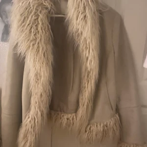 Urban outfitters fur jacka - Bra kvalitet jacka 