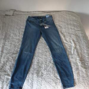  Skinny jeans från new yorker. Aldrig använd  prislappen kvar .Storlek 29 alltså M. Högmidjade.