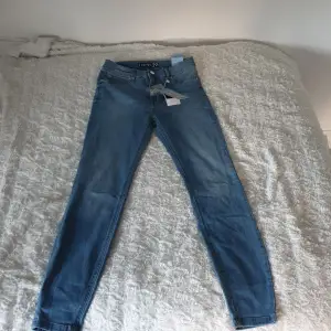 Skinny jeans från new yorker. Aldrig använd  prislappen kvar .Storlek 29 alltså M. Högmidjade.