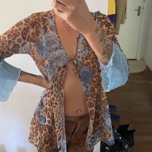 Topp leopard  - Så vacker topp i leopard och Blom mönster strl s-M 