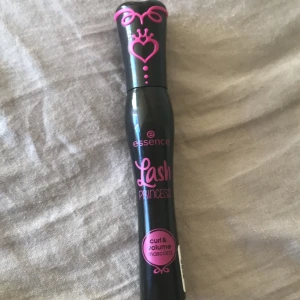 Lash princess curl & volume mascara - Säkert jätte bra och fin mascara men inte den jag ville ha. Säljes pga jag beställde fel. Från essence, inte använd! 