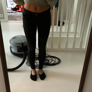 Low waist svarta jeans  - Low waist svarta jeans från bikbok i storlek xs. Tryck inte på ”köp direkt”