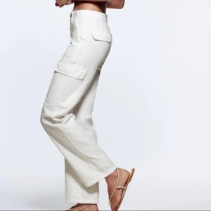 vita cargobyxor zara - Trendiga vita cargobyxor som tyvärr är för långa på mig, därav lånade bilder. Aldrig använda, men knappen var trasig när jag fick hem byxorna så den är utbytt. Stl 32 slutsålda🥰