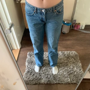 weekday jeans - Säljer dessa snygga weekday jeans 💕 modellen är arrow low straight och nypris är 500kr! Köparen står för frakten💕 hör av dig vid frågor!