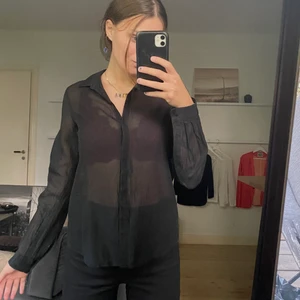 Skjorta från Tiger of Sweden  - Riktigt snygg skjorta/blus från Tiger of Sweden. Knappt använd så den är i väldigt bra skick!  Nypris ca 1300-1500kr Storleken är 38 men jag är 34/46 och den sitter bra!  