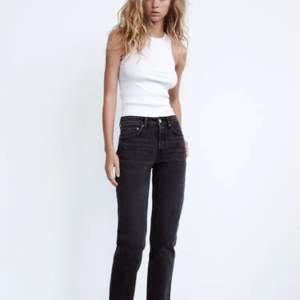 Jeans från Zara Mid rise straight i storlek 38, säljer pågrund av att dom blivit för stora för mig.   300kr ink frakt🥰