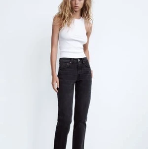 Jeans straight - Jeans från Zara Mid rise straight i storlek 38, säljer pågrund av att dom blivit för stora för mig.   300kr ink frakt🥰