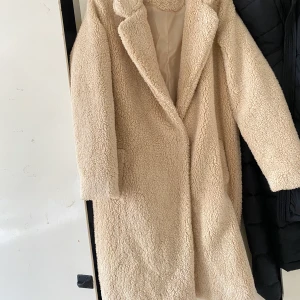 Kappa - Teddykappa från Vero Moda, storlek 36 Inte använts alls då den är för lång för min smak, annars är den skitsnygg och varm☺️