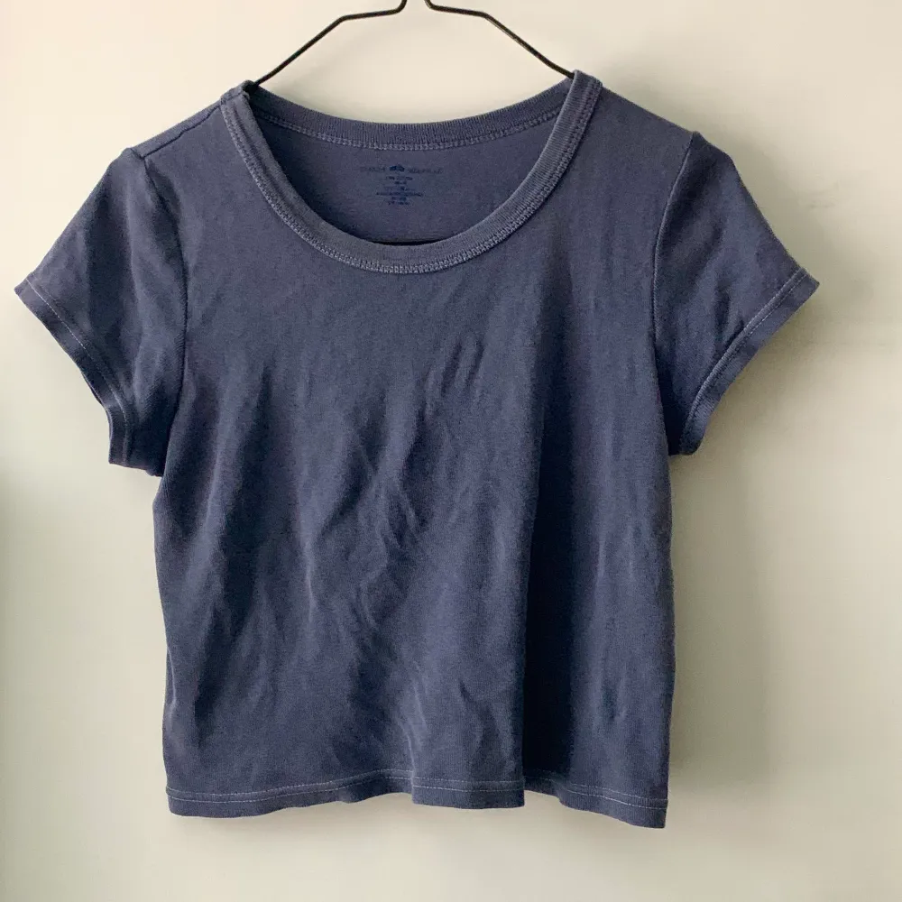 Brandy Melville top i faded navy blue🧵. T-shirts.