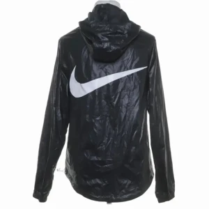 Nike vindjacka  - Säljer min Nike vind jacka som är storlek M och i mörkblå färg. Väldigt bra skick.  Säljes för 200. Kan frakta men köparen står för frakt 🙂