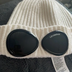 Cp company mössa - Tjenna säljer en fräsch cp company mössa i ny sick