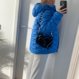 Blå vinterjacka! - Jacka från Everest för 799kr, använd cirka 5 gånger och i nyskick. Säljer eftersom den inte kommer till användning. (KÖP INTE PÅ KÖP DIREKT)