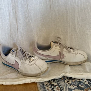 Nike Cortez - Fina Nike cortez från JD sports💕 Behöver en liten uppfräschning och komma till användning💕  I juniorstorlek 40 (som en EU39 skulle jag säga)  Köpare står för frakt 🌸
