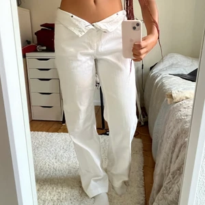 Vita bootcut jeans - Helt nya vita jeans i skönt material!🤍🤍Dom är lite stretchiga vilket gör att dom passar SÅ snyggt, och det går att vika ner dem för lågmidjat eller ha dem som vanligt! Passar folk mellan ca 160-172 cm :) Kan mötas i Gbg eller Sthlm, annars post🤍