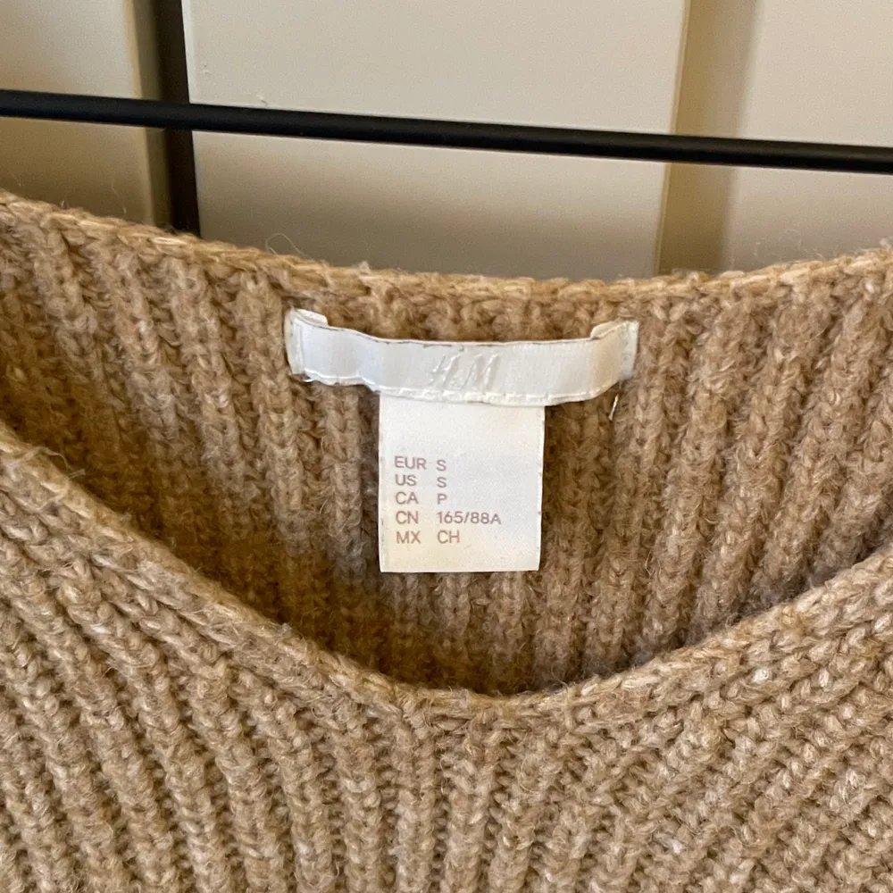 Säljer den här fina stickade tröjan. Perfekt nu till hösten och vintern. Storlek S. Beige/ljusbrun. Stickat.