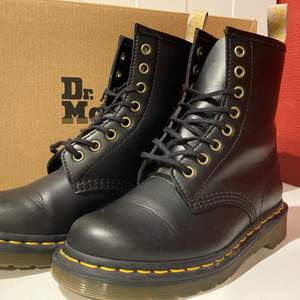 Säljer dessa veganska dr martens 14045 i nyskick, använd endast när testade, var tyvärr för små. Inga defekter så precis som nya.  först till kvart och skicka om ni har frågor eller mer!! Nypris 1600kr säljer för 1199kr❤️❤️ 