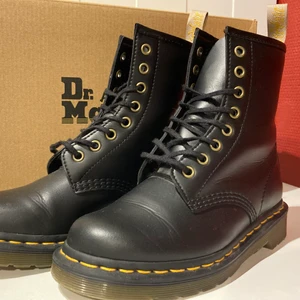 Dr martens - Säljer dessa veganska dr martens 14045 i nyskick, använd endast när testade, var tyvärr för små. Inga defekter så precis som nya.  först till kvart och skicka om ni har frågor eller mer!! Nypris 1600kr säljer för 1199kr❤️❤️ 
