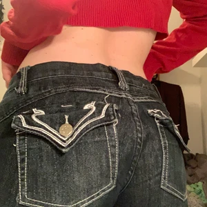 Lågmidjade Jeans - INTRESSEKOLL,innerbenslängden 80cm midjemått ca 84/85. lågmidjade jeans som har snygg design på bakfickorna! Storlek 5/6 står det, skulle säga 36/38? Ganska straight leg men sitter inte tajt vid benen. Köparen står för frakt🖤