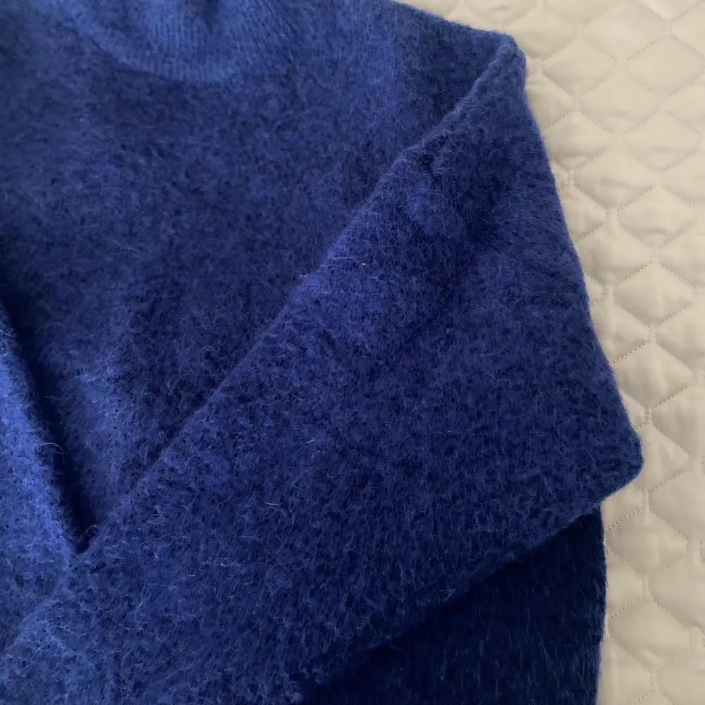 Jättefin klarblå stickad tröja i tjock kvalitet från Selected Femme. Storlek XS, men passar även S.. Stickat.