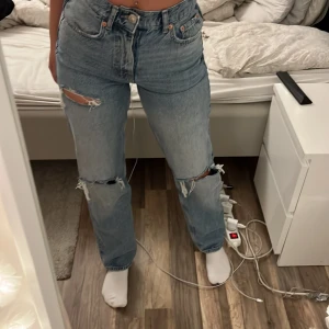 Blåa håliga jeans från Gina  - Säljer dessa blåa jeans från Gina tricot i storlek 34 knappt använda då det ej är min stil. Jätte fina och bra kvalite 