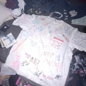 Gammal tröja  - Fick en massa random människor skriva på min vita tröja 3 år sen snygg har massa roliga saker ritad på den permanent färg på 