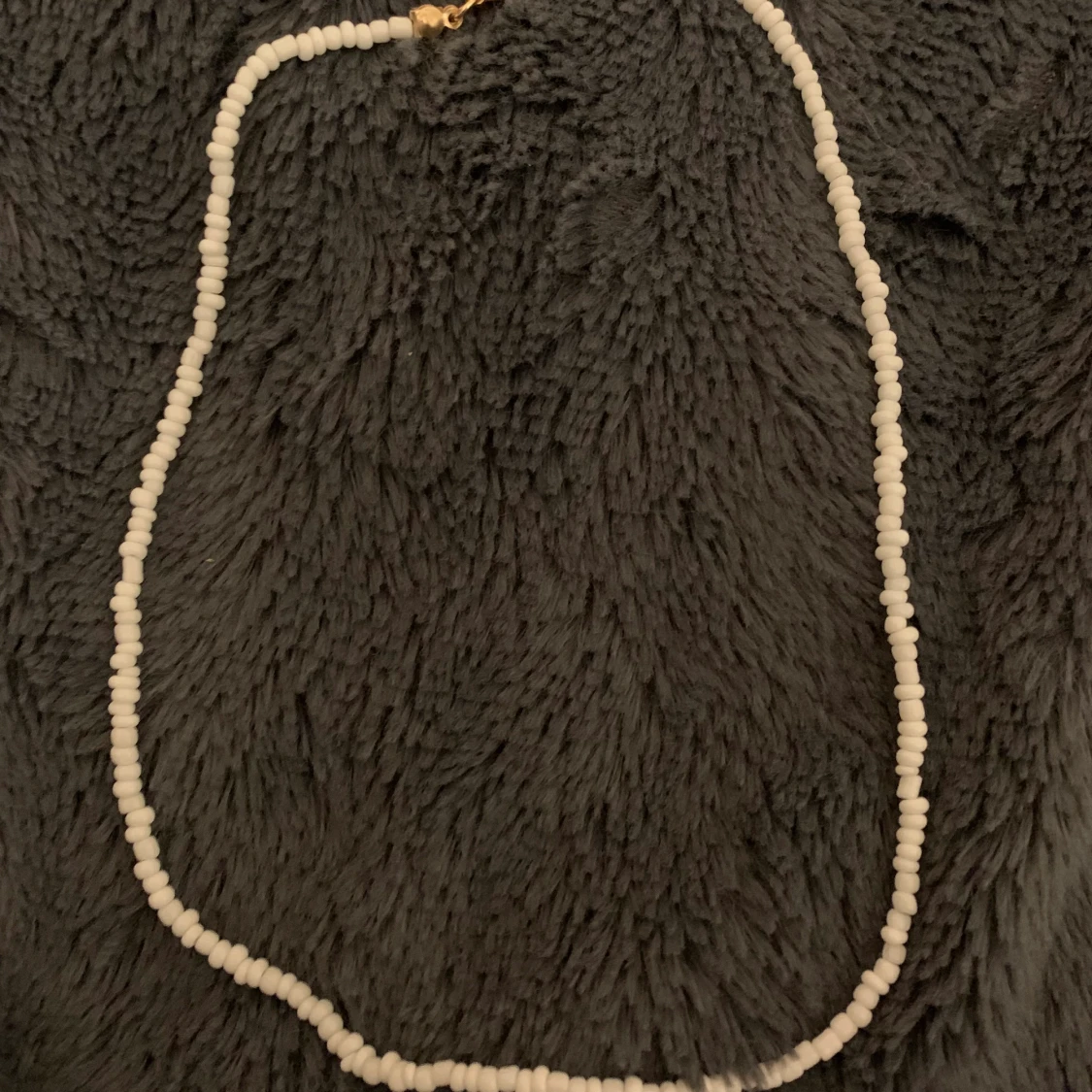 Halsband med pĂ€rlorđ