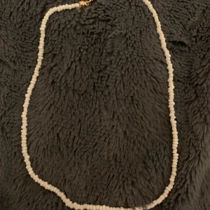 Halsband med pärlor💗 - Säljer detta halsband. Har sålt en likadan i blått. Fint skick och aldrig använd så helt ny🤍