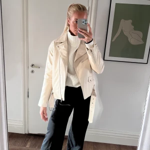 Bikerjacka - En oversized beige/krämvit bikerjacka i PU-läder från Nelly 😍aldrig använd tyvärr, storlek 36. Jag är 177cm lång och på bilden har jag en tjock stickad tröja under jackan. Sååå nice nu till hösten. Köparen betalar frakt men kan mötas upp vart som i Skåne😘