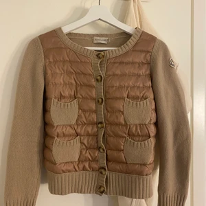 Moncler cardigan  - Säljer den här jättefina biege/gråa Moncler cardigan! Jätte fint skick och säljer pga att den ej kommer till användning längre💞