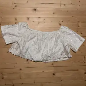 Jag säljer den här söta vita blusen med spetts från amisu. Den är i storlek xs och jag säljer den för 50 kr + frakt. Blusen är jätte söt och passar till mycket men tyvärr är den för liten för mig.