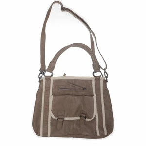 Handväska - Skitsnygg handväska köpt på sellpy med axelrem och handtag, många fack och måtten är 40x30cm. Märket är ”tchibo” och färgen brun.