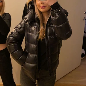 Moncler jacka 12-14 yr/xs 4000 - Hej! Säljer min moncler jacka då det inte längre är min stil! Den är köpt på Nk i Göteborg för förra hösten🫶🏼Den är i jätte bra skick och sitter hur fint som helst! Älskar denna❤️