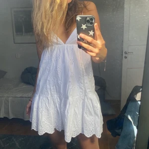 Vit Zara Klänning - Säljer denna super söta vita Zara klänningen, köpte den i somras men inte fått så jätte mycket användning för den. 💕   (har ett hål på underkjolen men är inget som syns när den är på)