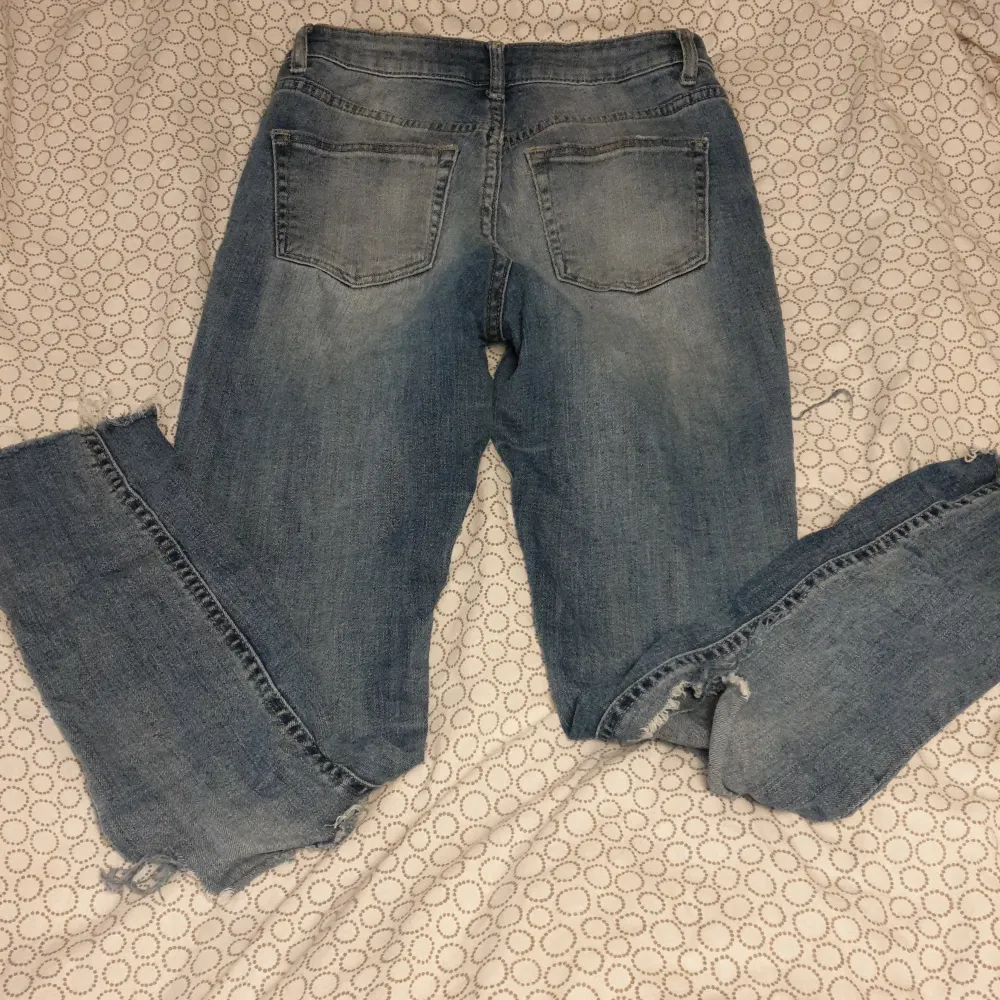 Håliga jeans,använda nåra få gånger.  !Tryck inte på köp nu förrän du har skrivit till mig! Frakt 49kr. Jeans & Byxor.