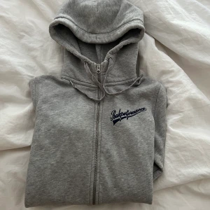 Peak hoodie - Peak hoodie i bra skick 