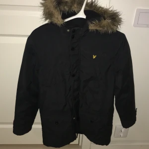 Lyle & scott junior jacka - Säljer denna Lyle & scott jacka då jag har vuxit ur den.  Väldigt fräsch och fint skick.  12-13 år skulle säga att den passar en Xs. 