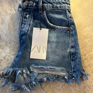 Jeansshorts  - Asballa jeansshorts från zara⚡️🫶🏼 Aldrig använda då de var för små för mig, alla lappar sitter kvar💗 Dm gärna för fler bilder💕 Kan mötas upp eller frakta🤩