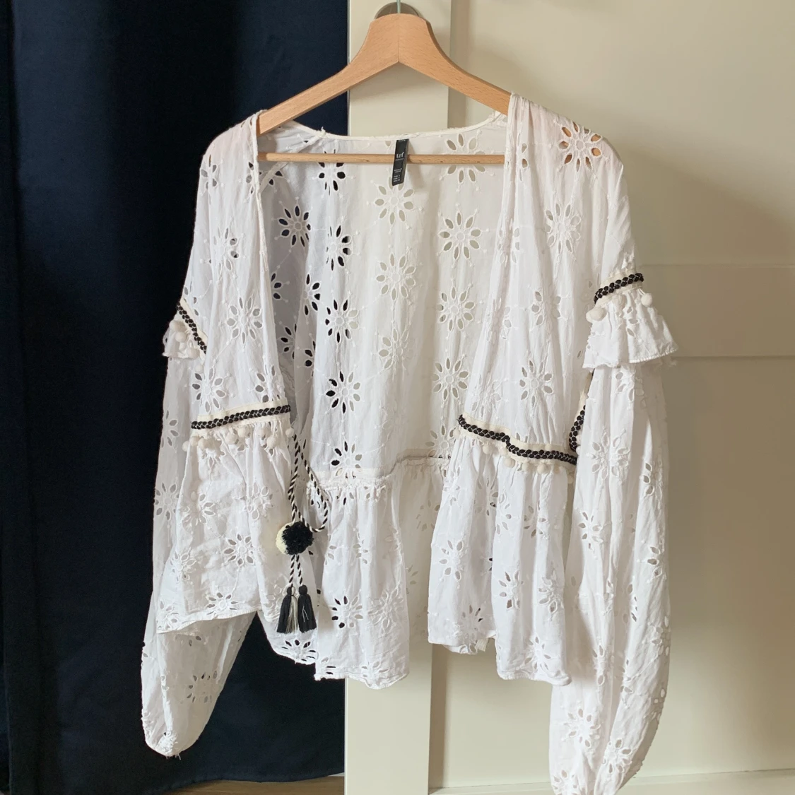 Vit Blus med broderi - flowers - ZARA